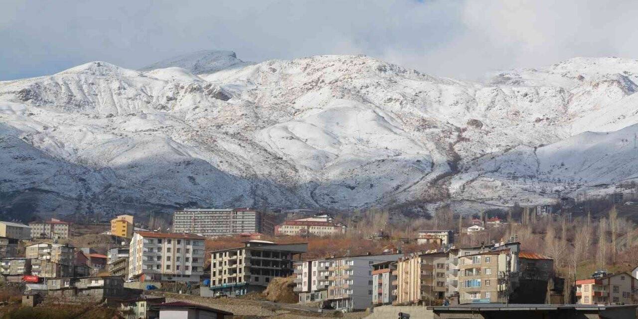 Hakkari’nin Merzan mahallesine mevsimin ilk karı düştü