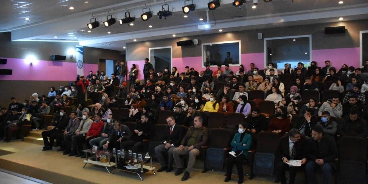 Tatvan Meslek Yüksekokulunda öğrencilere “İnsan İnsana” adlı seminer düzenlendi