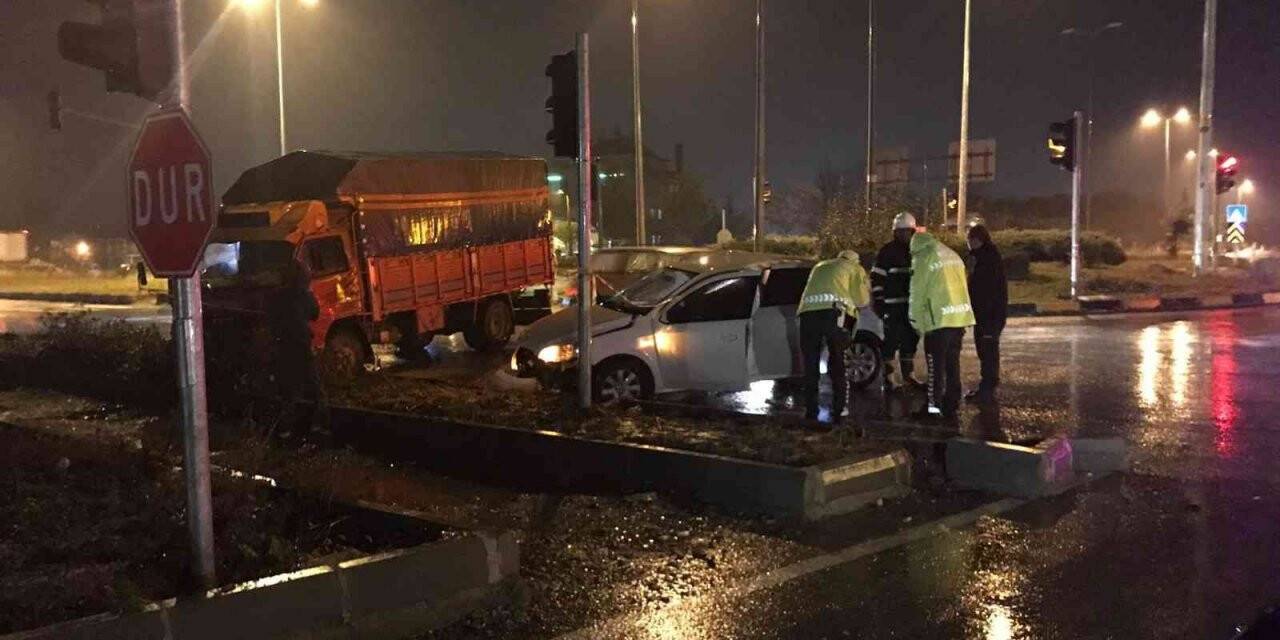 Kamyonet kırmızı ışıkta geçti kazaya sebebiyet verdi