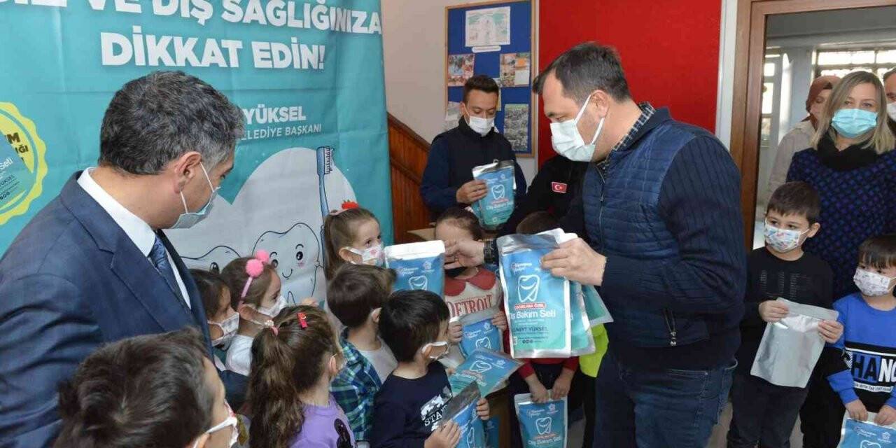 Minik öğrencilere diş bakım seti