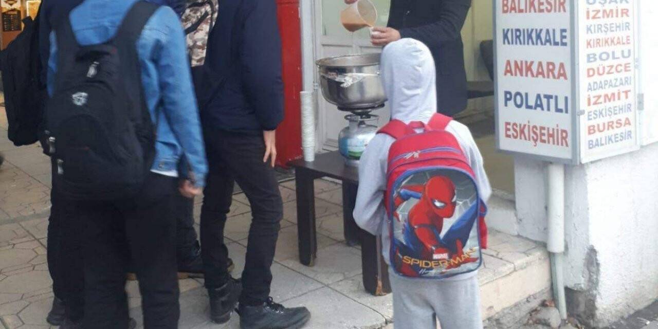 Her sabah vatandaşlara çorba ikram ediyor