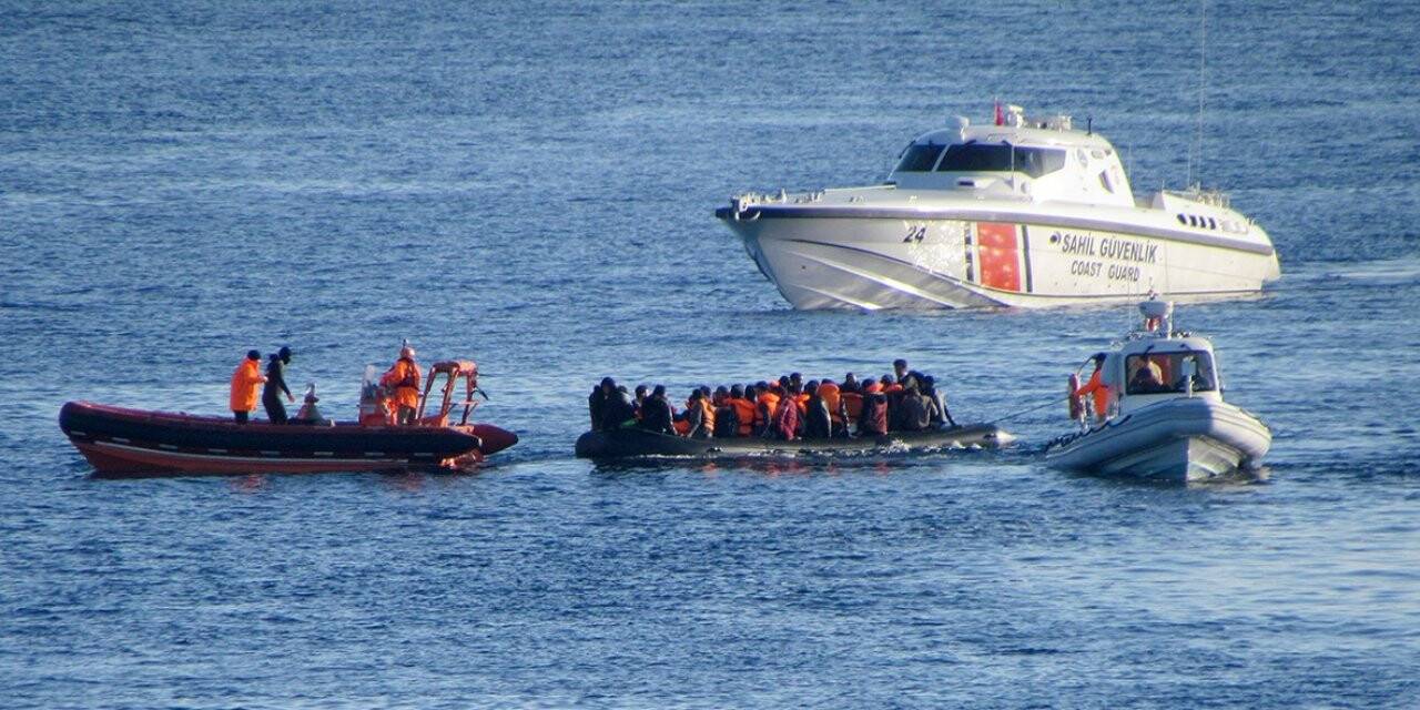 Çeşme’de 63 düzensiz göçmen kurtarıldı, 28 göçmen de yakalandı
