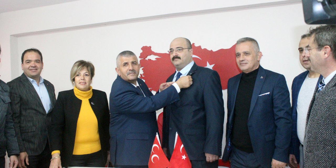 İzmir'de CHP ve İYİ Parti'den istifa eden 27 kişi MHP'ye katıldı