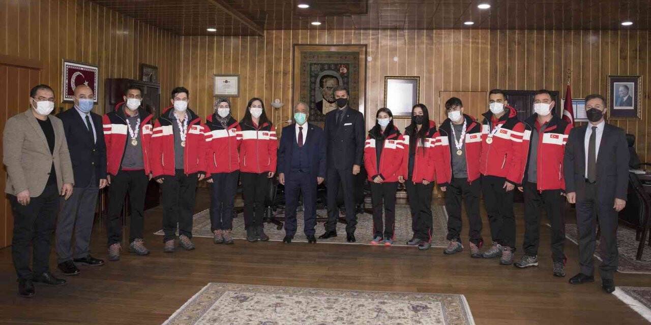 Curling milli takımı sporcuları Atatürk Üniversitesinde
