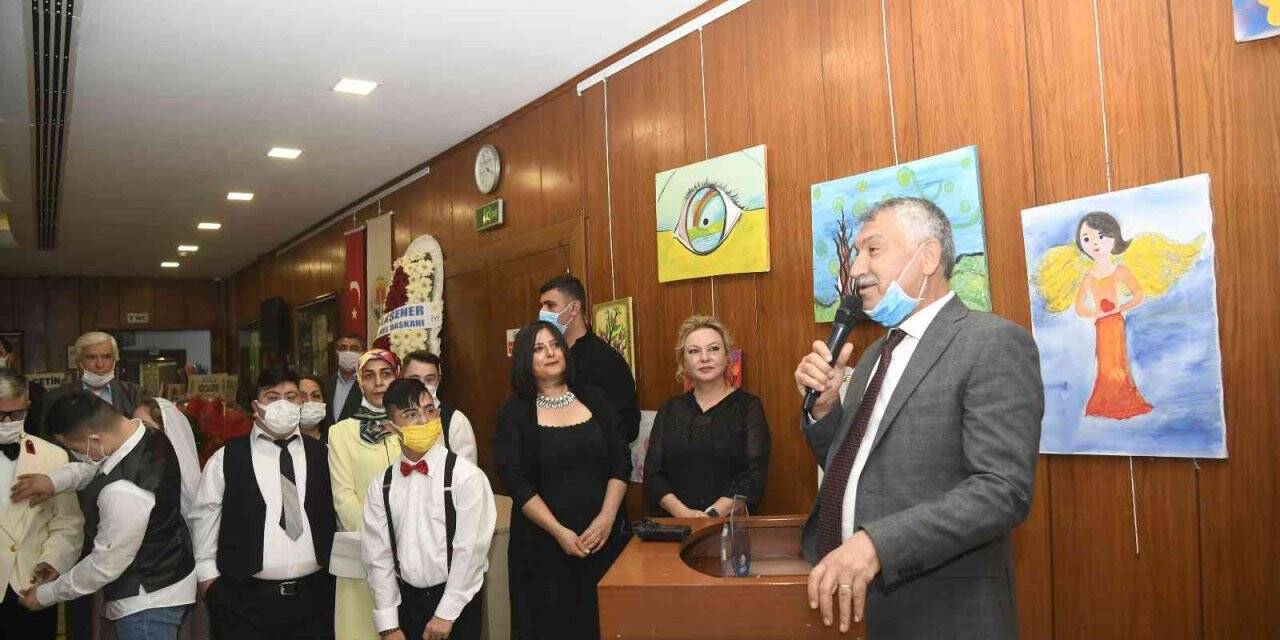 "Dünyanın En Güzel Renkleri" karma resim sergisi