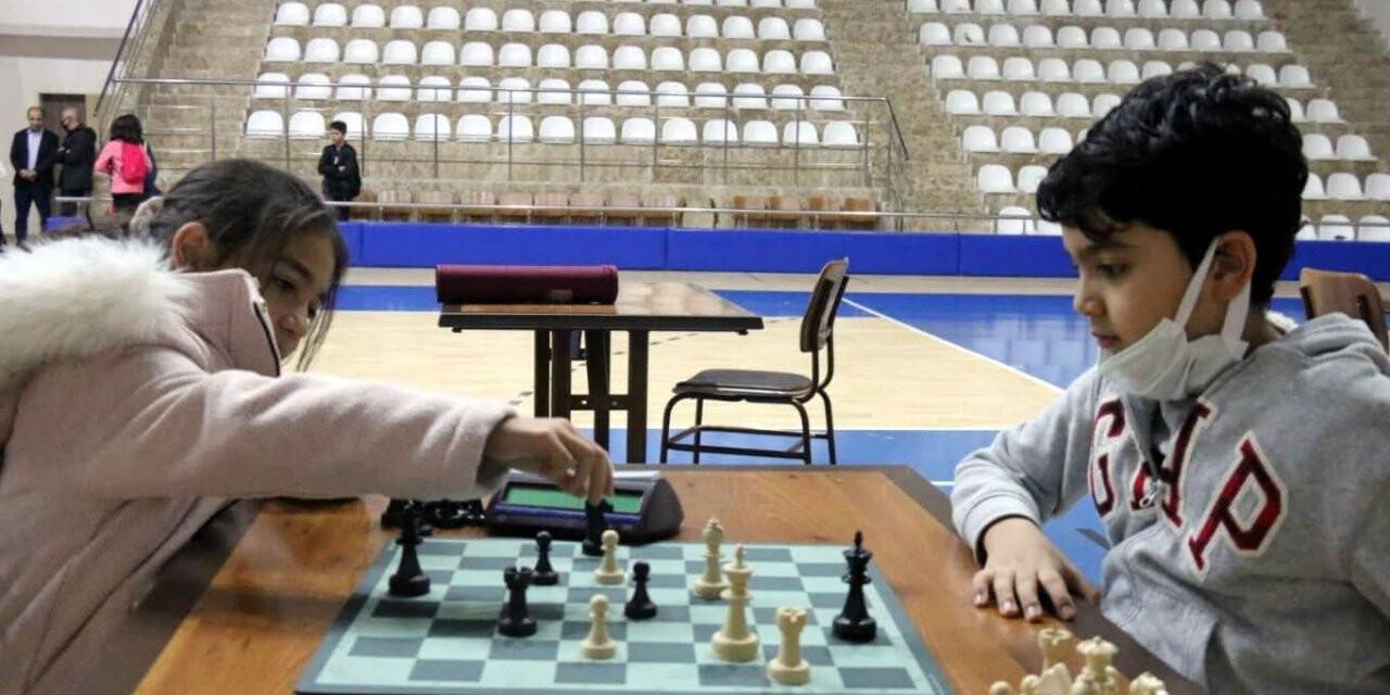 100 sporcu satranç turnuvasında mücadele etti