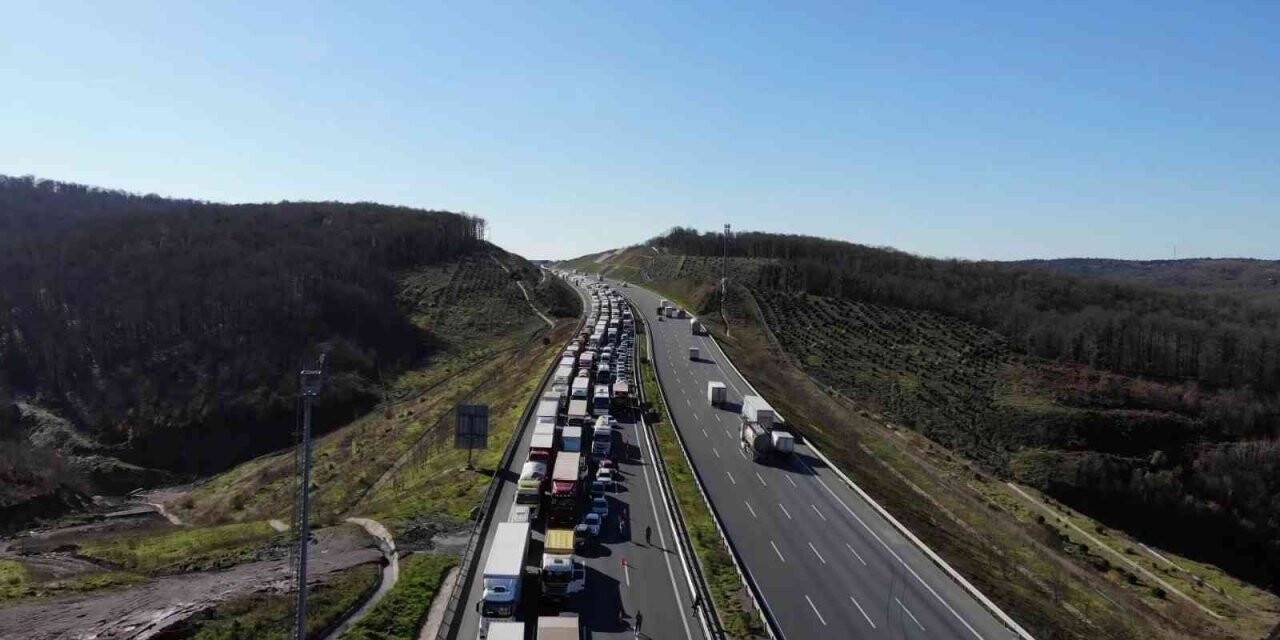Kuzey Marmara’da Otoyolu’nda tır bariyerleri biçti, 4 şerit trafiğe kapatıldı