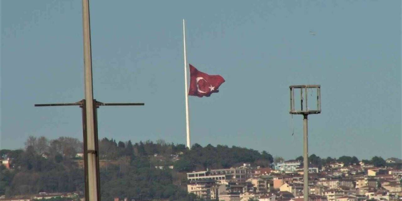 Çamlıca Tepesinden uçan Türk Bayrağı yeniden göndere çekildi