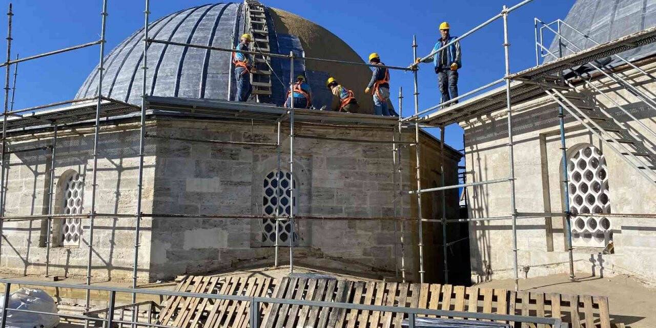 Fatih Köşkü bin 500 tonluk beton yükten kurtarıldı