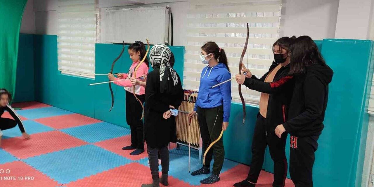 Şuhut Gençlik Merkezinde resim ve okçuluk eğitimleri başladı