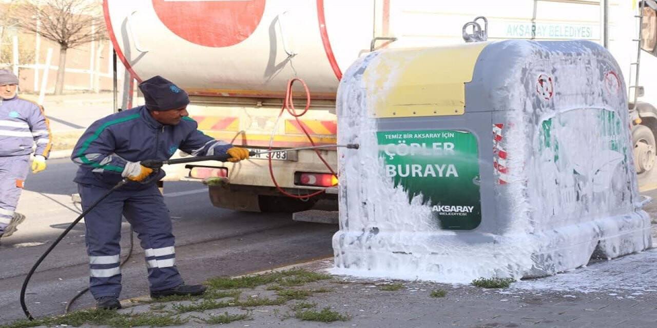Aksaray’da çöp konteynerleri yıkanarak dezenfekte ediliyor