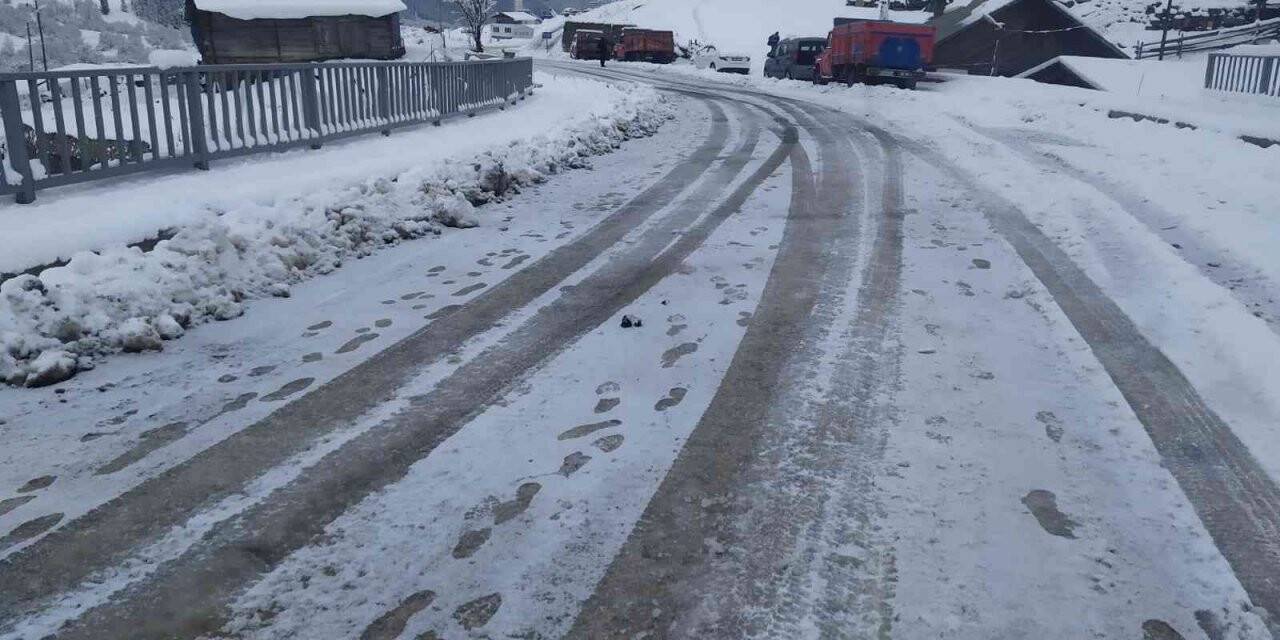 Artvin-Ardanuç-Ardahan karayolu kar nedeniyle ulaşıma kapandı