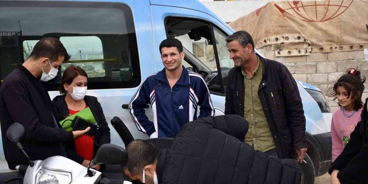 Mardin’de yürüme güçlüğü yaşayan Feryat’ın yüzü güldürüldü