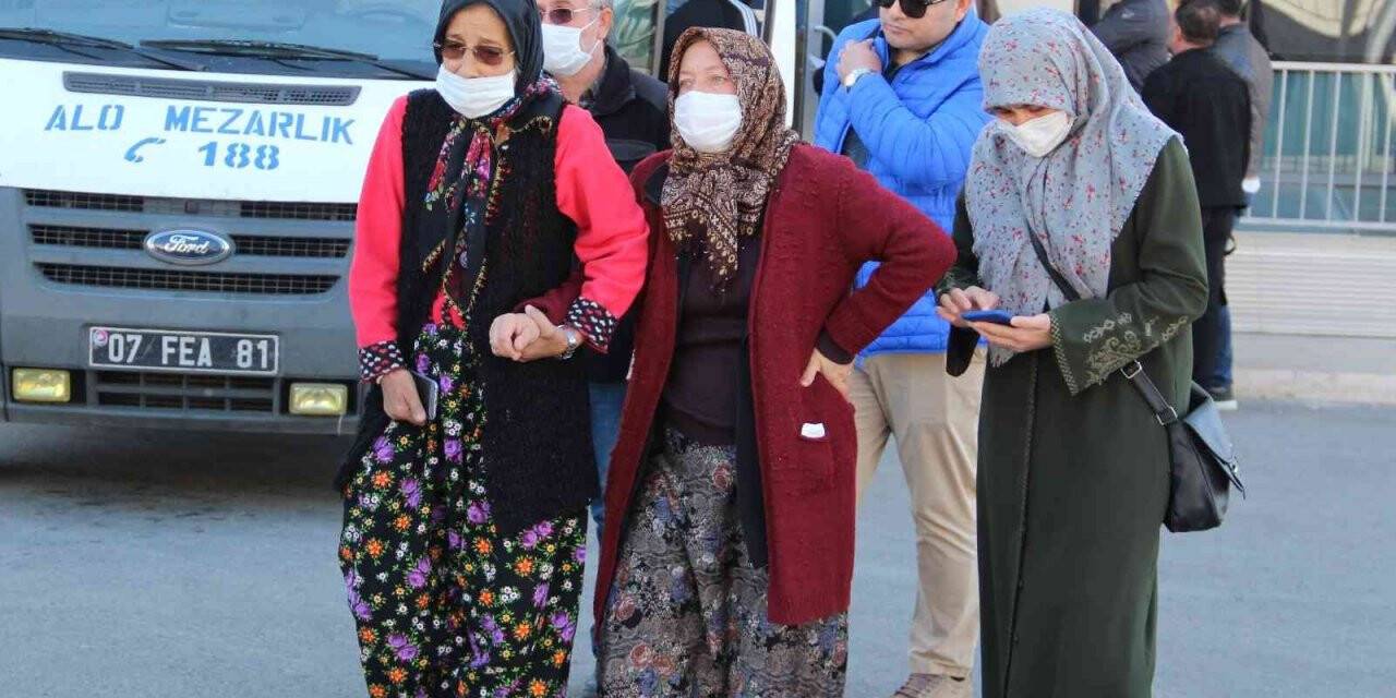 Katledilen kızının cenazesini alan anne güçlükle ayakta durabildi