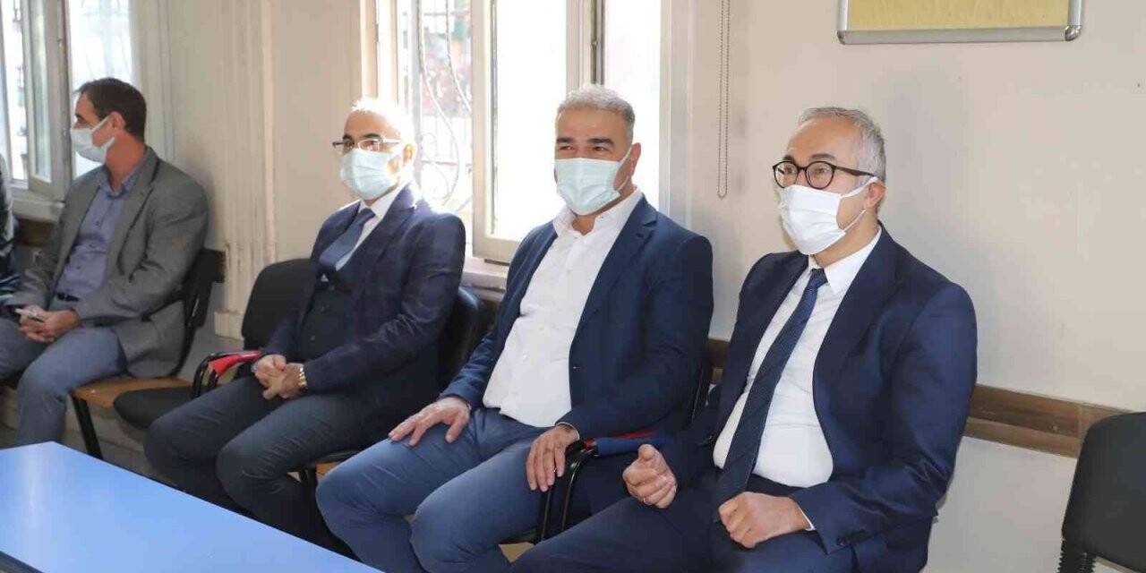 Tutşi daha iyi hizmet için personelle bir araya geldi