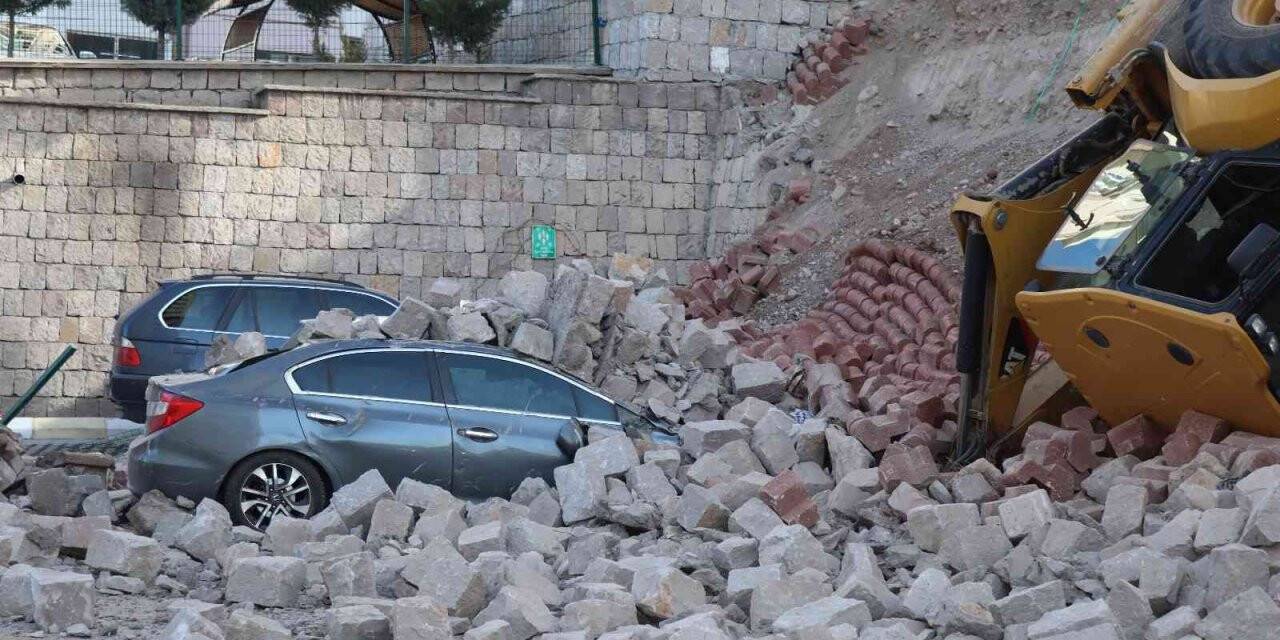 İstinat duvarı çöktü, iş makinesi aşağı düştü
