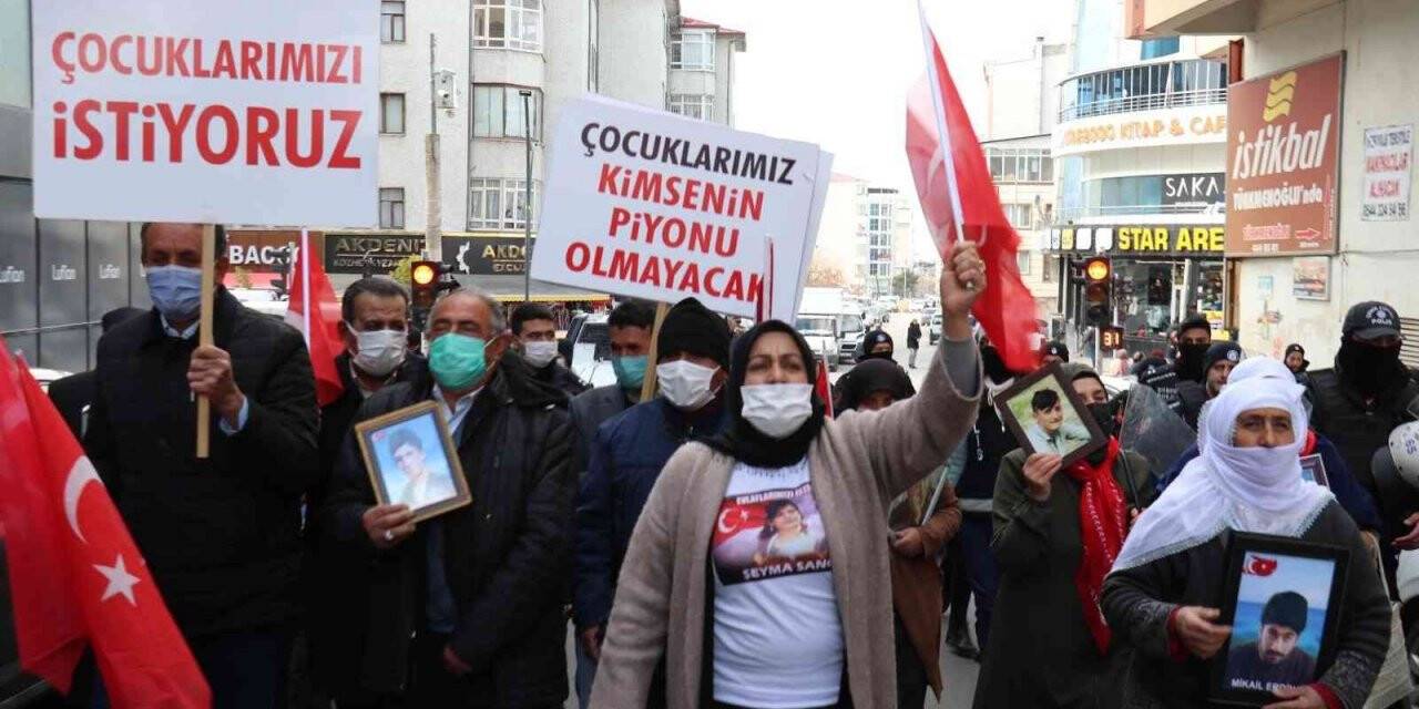 Van’da annelerin evlat nöbeti devam ediyor