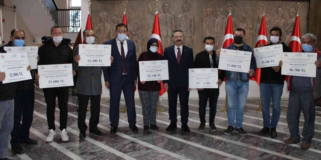 Hibe çeklerini Vali Aksoy’un elinden aldılar