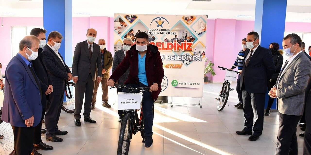 Aşı kampanyasına katılan gençlere bisiklet
