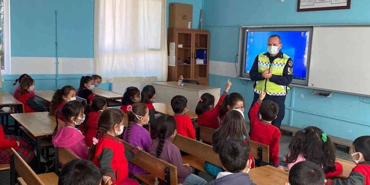 Jandarmadan öğrencilere ‘Genel trafik kuralları’ semineri