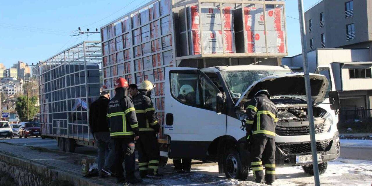 Seyir halindeki kamyonetin motor kısmı yandı