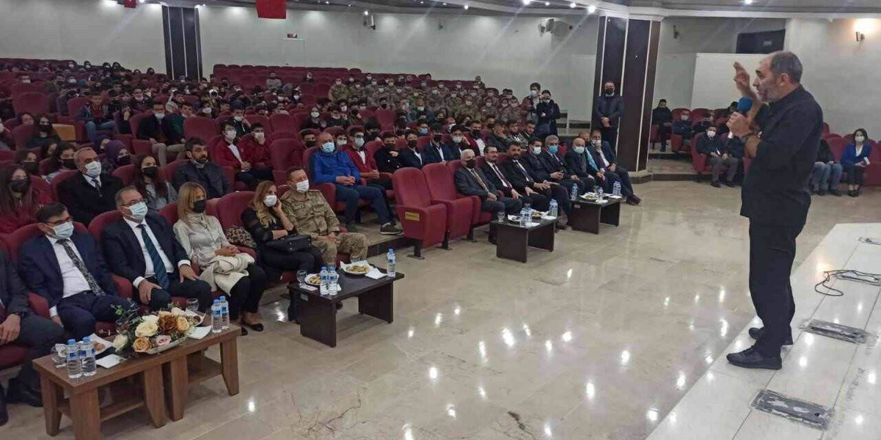"Gençlik, Şuur, Özgüven ve İletişim" konferansı