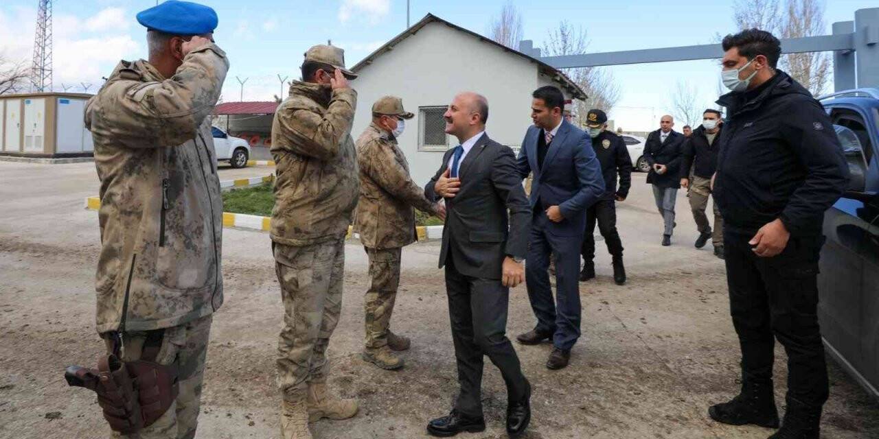 Ağrı Valisi Varol, Eren Kış-9 Şehit Jandarma Uzman Çavuş Hüseyin Keleş Operasyonu’nun harekat merkezini ziyaret etti
