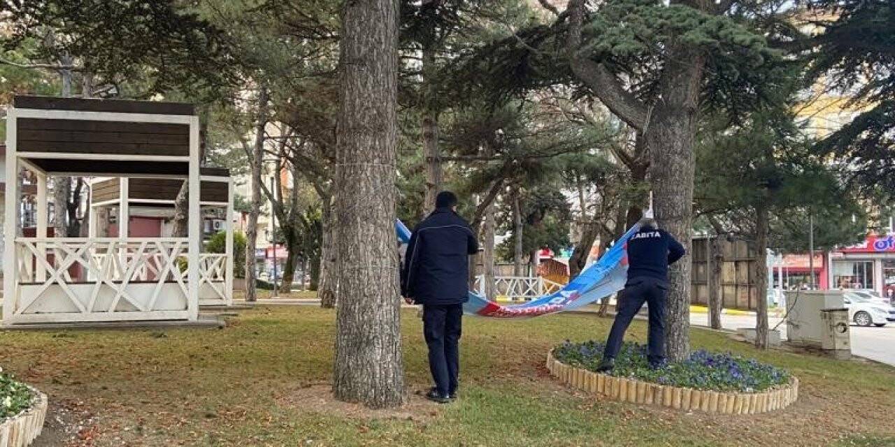 Zabıta ekipleri afiş ve pankartları topladı