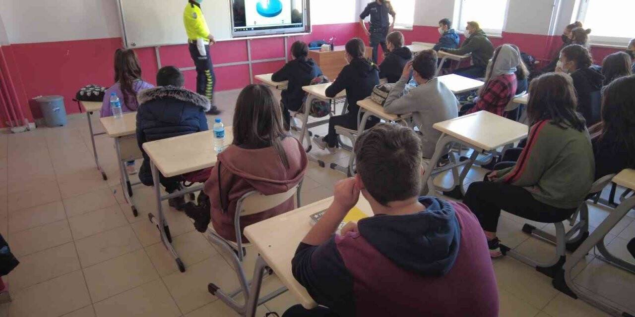 Ortaokul ve lise öğrencilerine trafik güvenliği eğitimi verildi