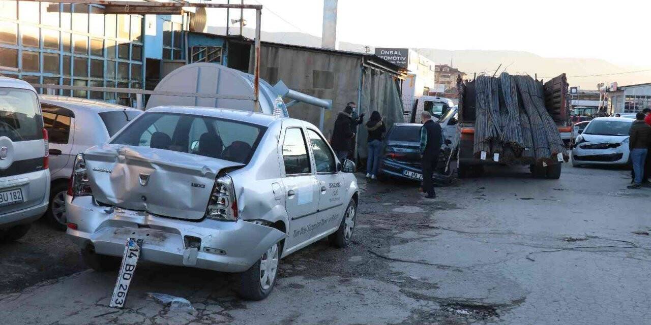 Freni boşalan kamyon 5 araca çarptı: 1 yaralı