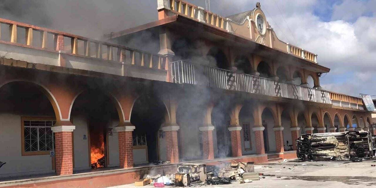 Meksika’da belediye başkanına kızan halk, belediye binasını ateşe verdi