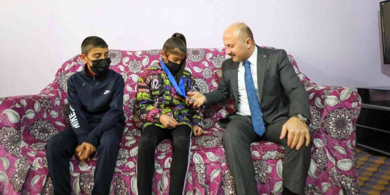 Ağrı Valisi Varol, milli güreşçi Birgül Şimşek’i evinde ziyaret etti
