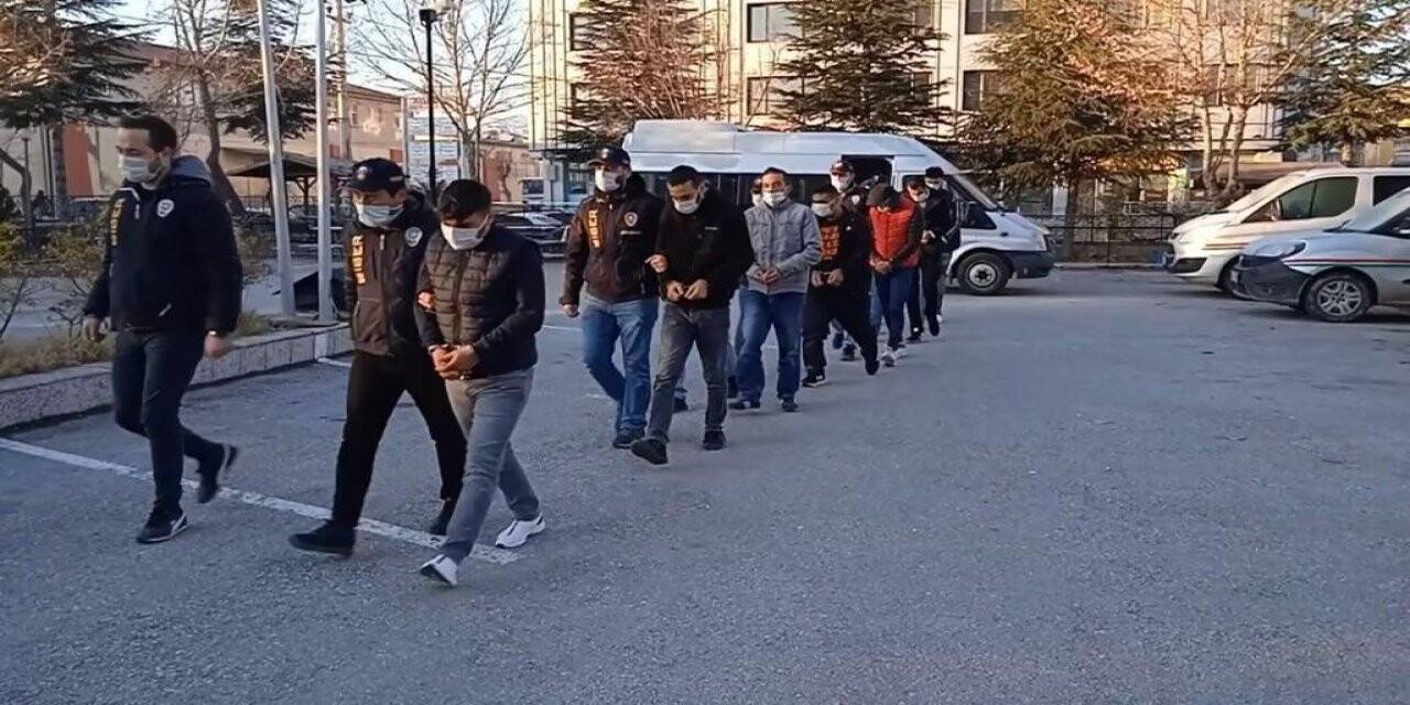 İddaa kuponu satma yalanıyla 451 bin TL’lik vurgun yaptılar