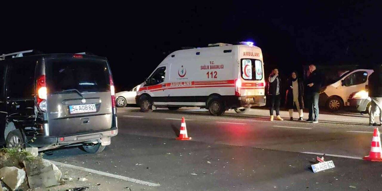 Hafif ticari araç ile kamyonet çarpıştı: 3 yaralı