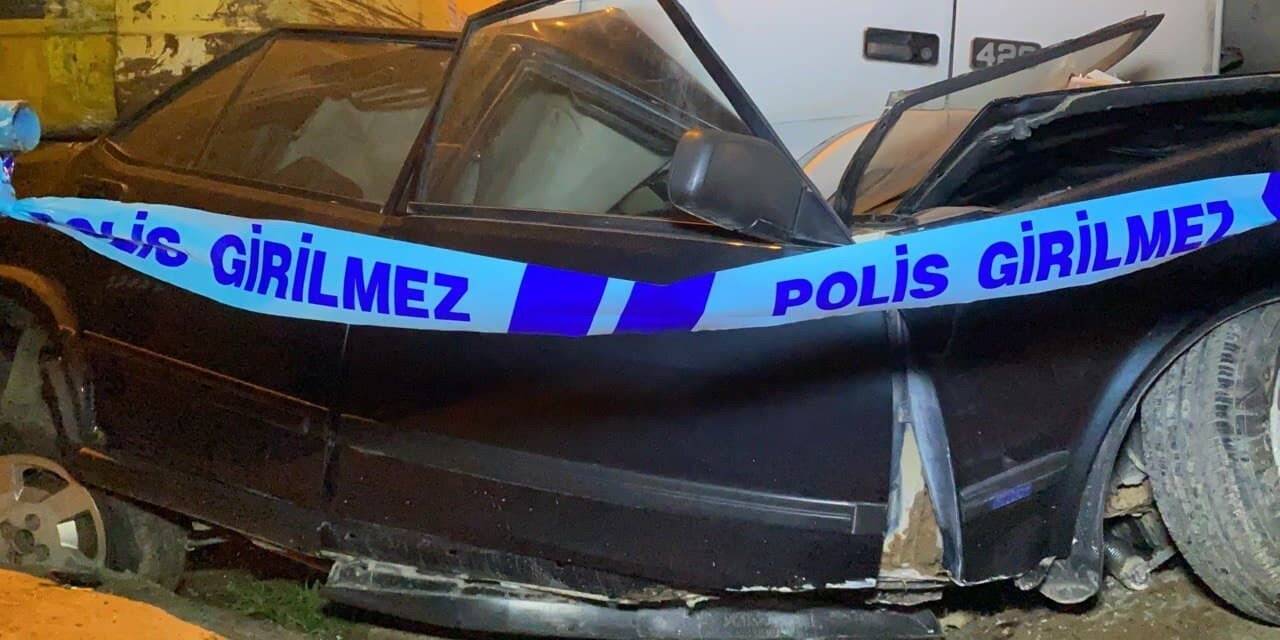 Freni boşalan tır, 3 otomobile ve kepçeye çarptı: 3 yaralı