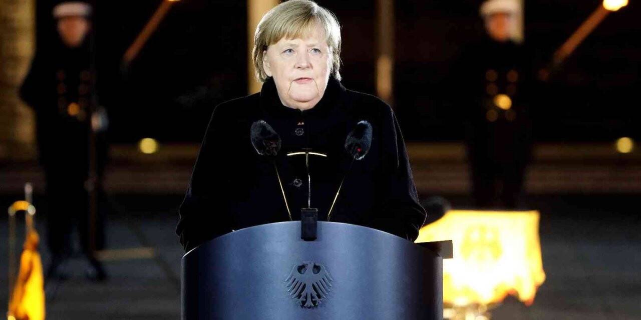 Başbakanlığı devredecek olan Merkel’e Alman ordusundan veda töreni