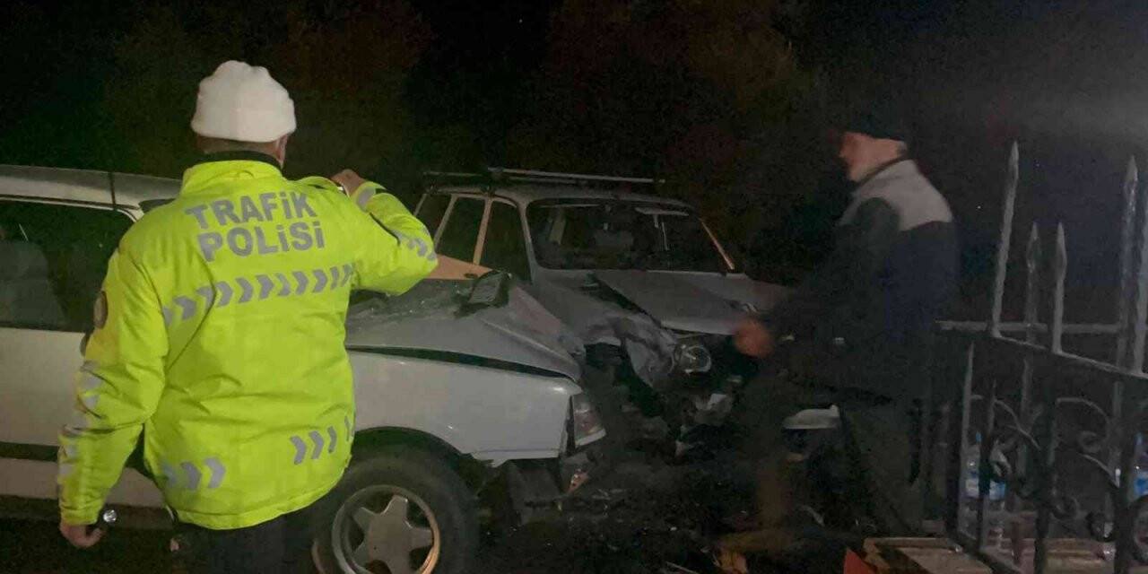 Bursa’da 2 otomobil kafa kafaya çarpıştı: 3 yaralı
