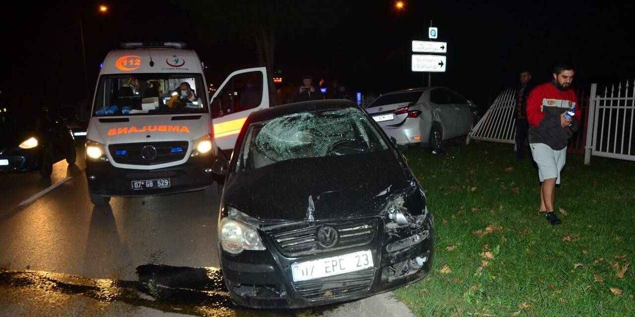 Aynı yönde seyir halindeki otomobillerin kazası demir bariyerlerde son buldu: 3 yaralı
