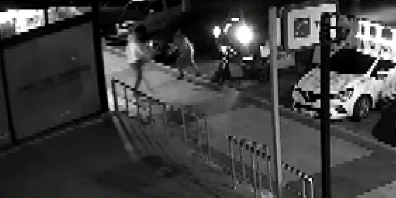 Esenyurt’ta şaşkın hırsızlar kaçarken arkadaşına çarptı; o anlar kameralara yansıdı