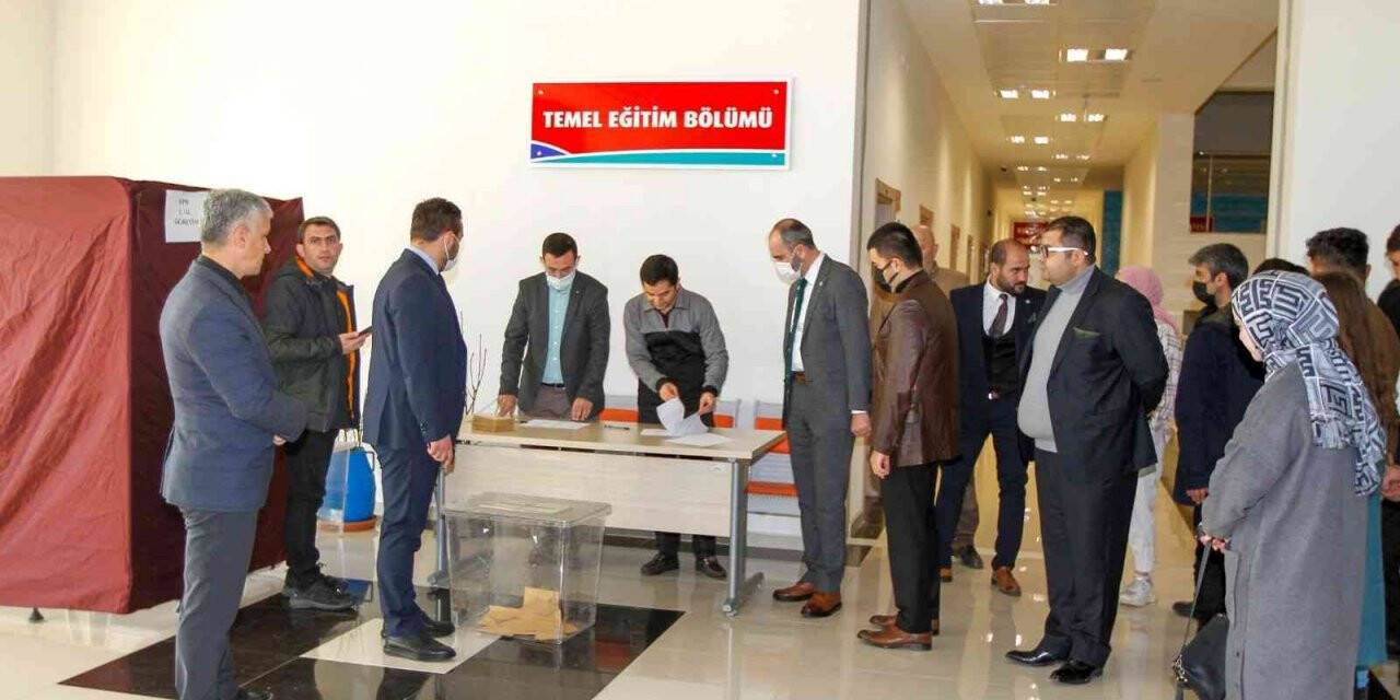 Bayburt Üniversitesinde Öğrenci Konseyi seçim süreci tamamlandı