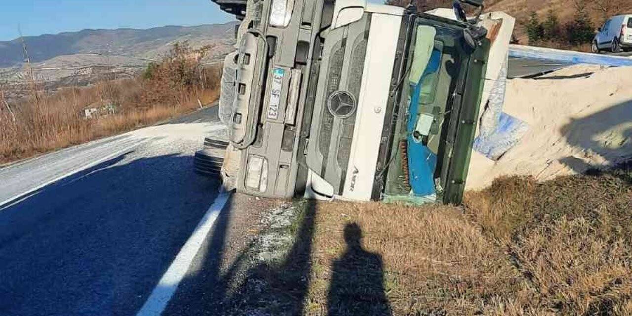 Kum yüklü kamyon devrildi: 1 yaralı