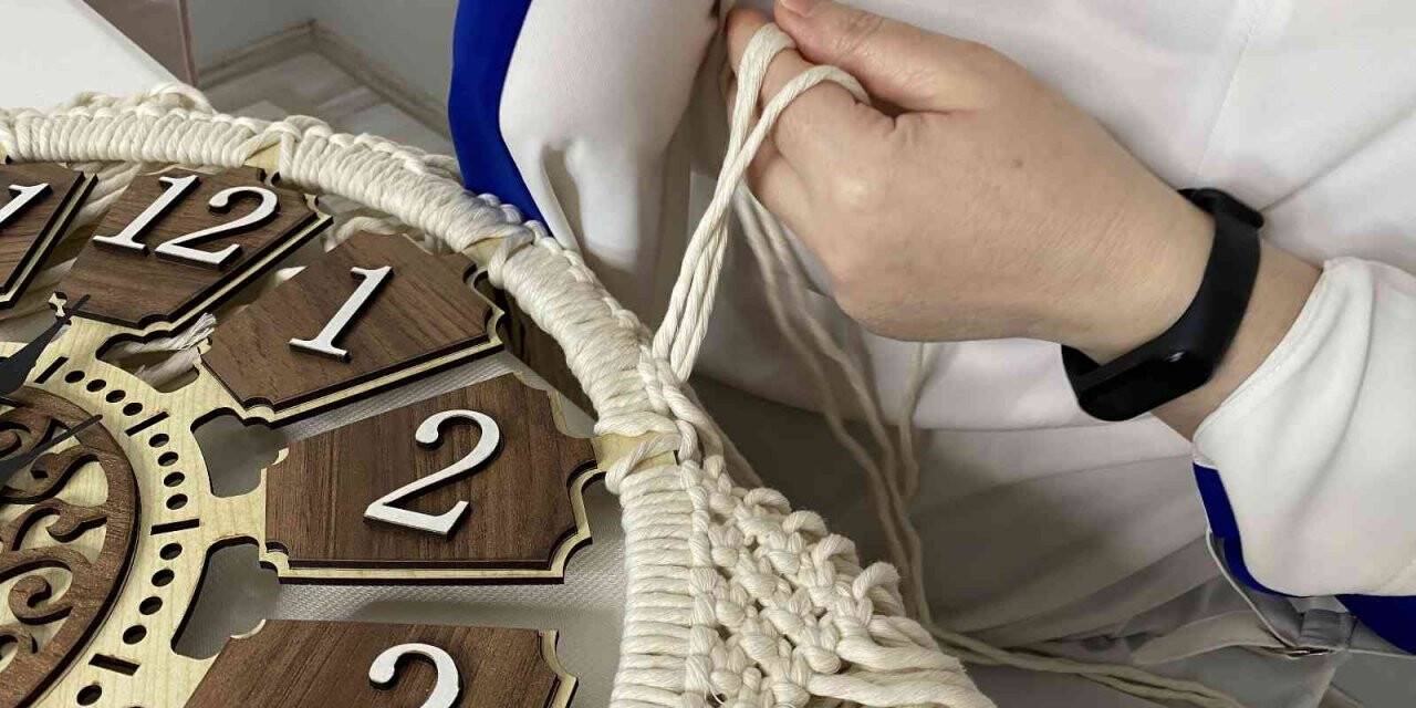 Engelleri aşan Ayşe Çalışkan, tek koluyla makrome yapıyor