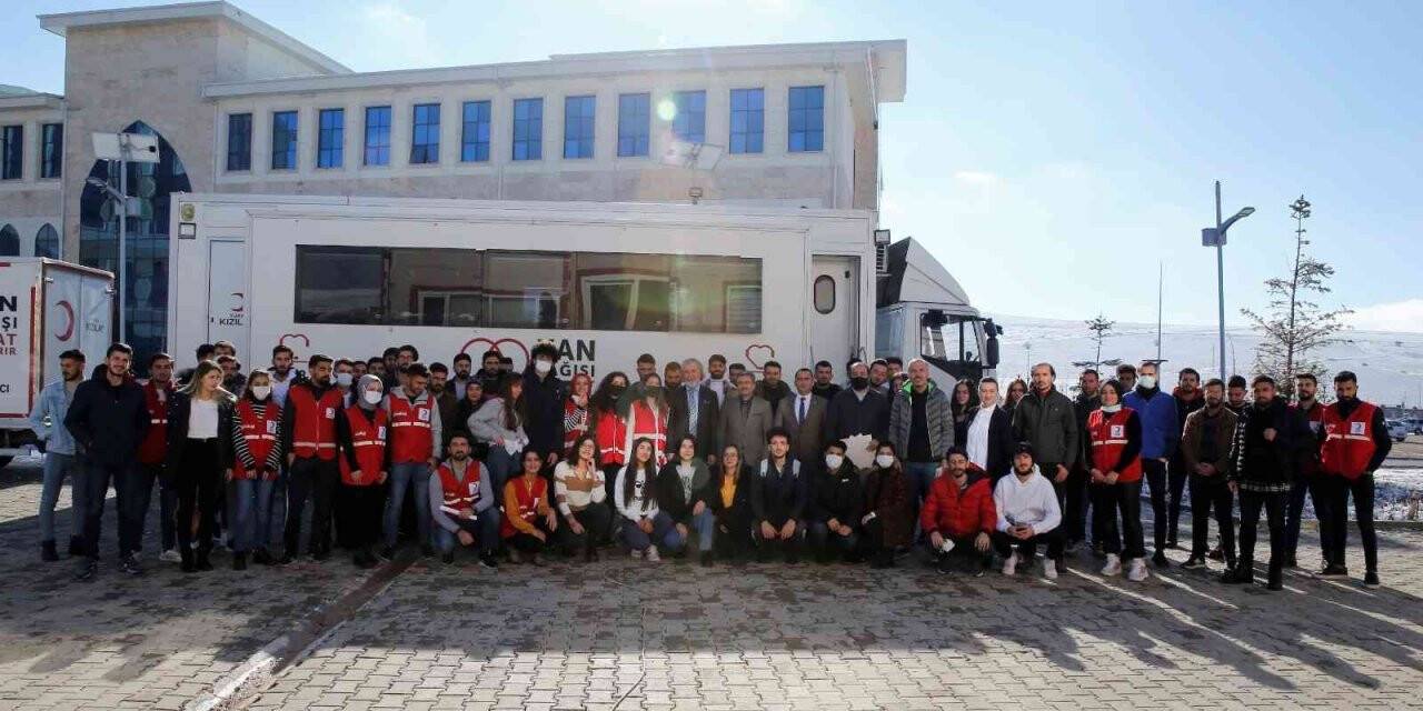 Bayburt Üniversitesi öğrencilerinden kan bağışı
