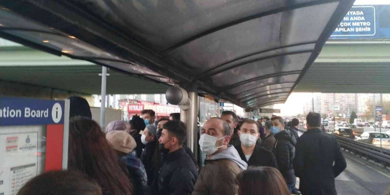 Metrobüs arazı yaptı, duraklarda yoğunluk oluştu