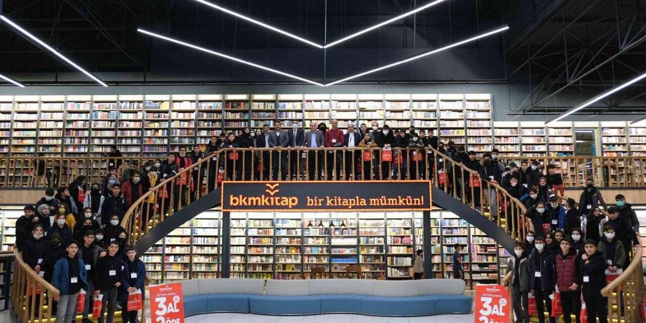 Bin 400 kilometreden Avrupa’nın en büyük kitabevine geldiler