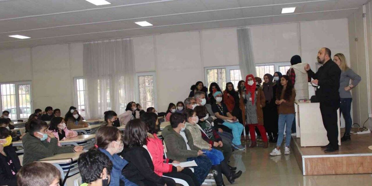 DÜ’de ‘Hukukta çocuk hakları ve hukuk alanında kariyer fırsatları’ konferansı