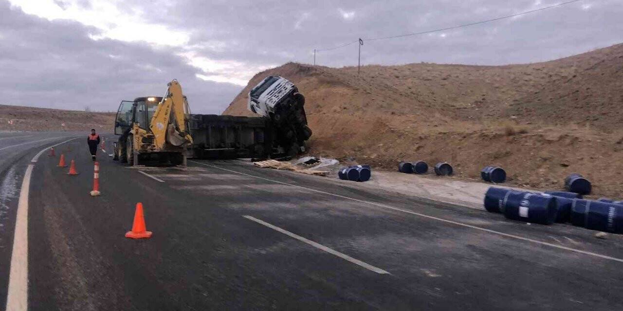 Başkale’de tır devrildi: 1 yaralı