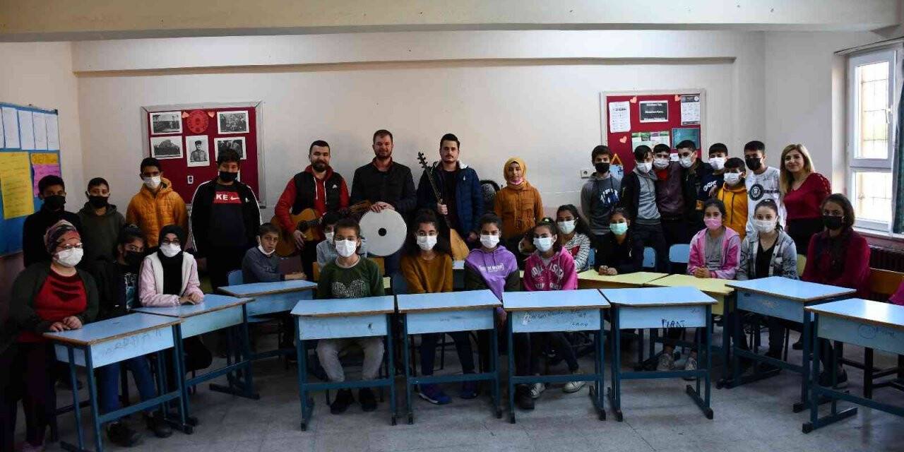 Bu çocuklar geleneksel Türk kültürü ile teknolojiyi bir araya getirdi
