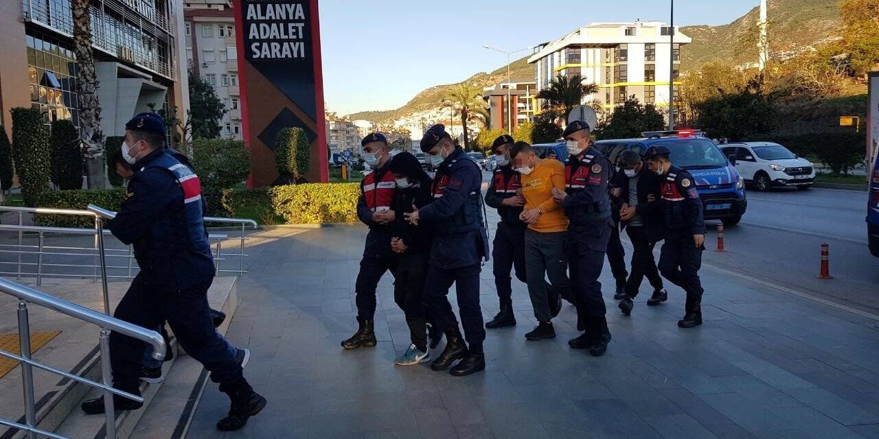 Antalya’nın turizm merkezleri torbacılardan arındırıldı: 27 tutuklama