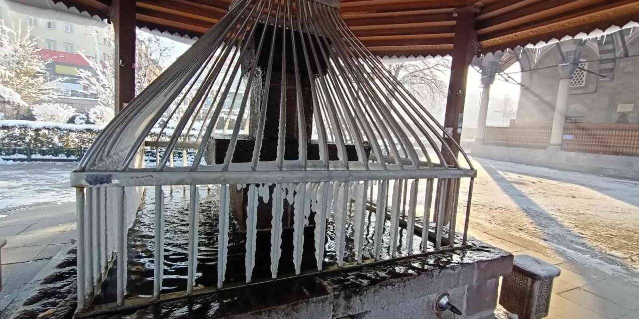 Erzurum eksi 17 dereceyi gördü, şadırvanlar, ağaçlar ve duraklar buz tuttu